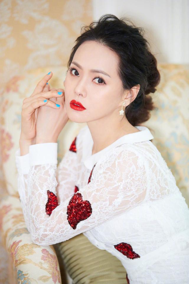 明星伊能静她身穿白纱短裙50岁的女人优雅美丽