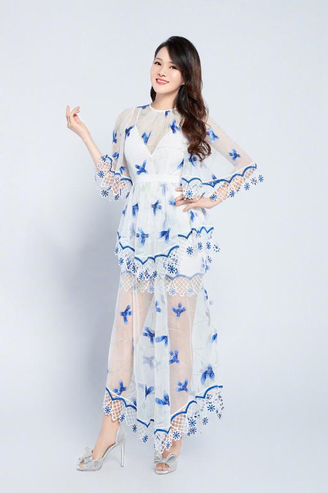 明星伊能静她身穿白纱短裙50岁的女人优雅美丽