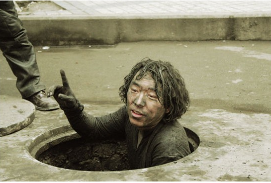 明星敬业拍戏张译光脚爬雪山吴京差点没命刘德华没洗过戏服