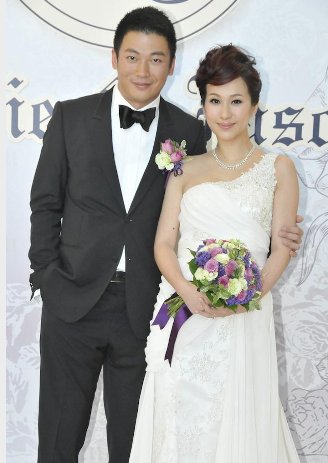 43岁文颂娴为女儿办豪华生日宴晒全家福,与丈夫结婚七年恩爱如初