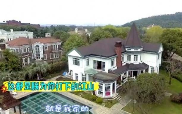 晒晒沈梦辰住的豪宅,门口走到室内要十几分钟,中间有个超大庭院