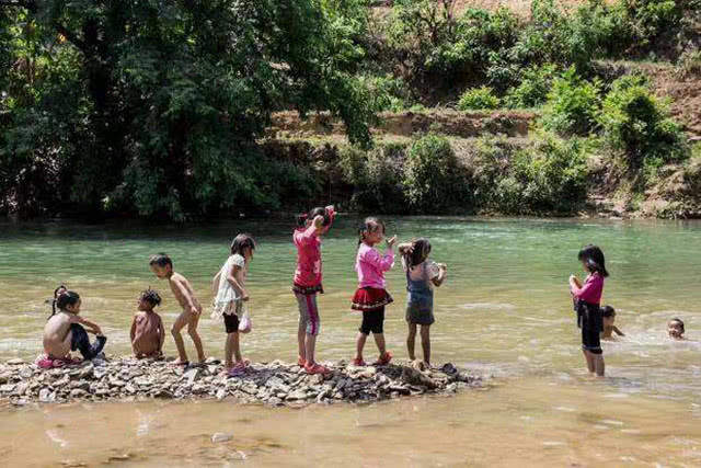 所以孩子们都喜欢钻到农村的小河里,池塘里,或者水库,湖泊里面游泳