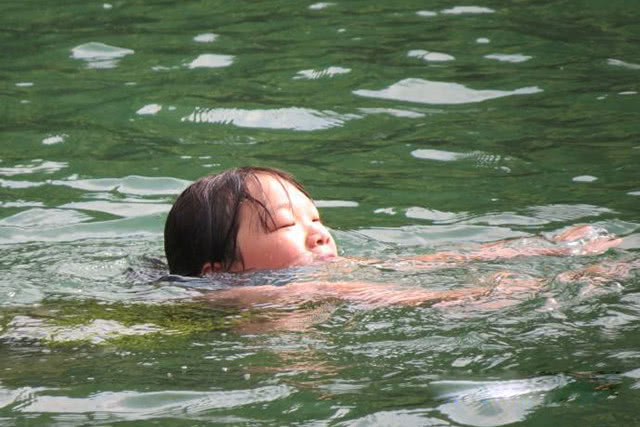 所以孩子们都喜欢钻到农村的小河里,池塘里,或者水库,湖泊里面游泳