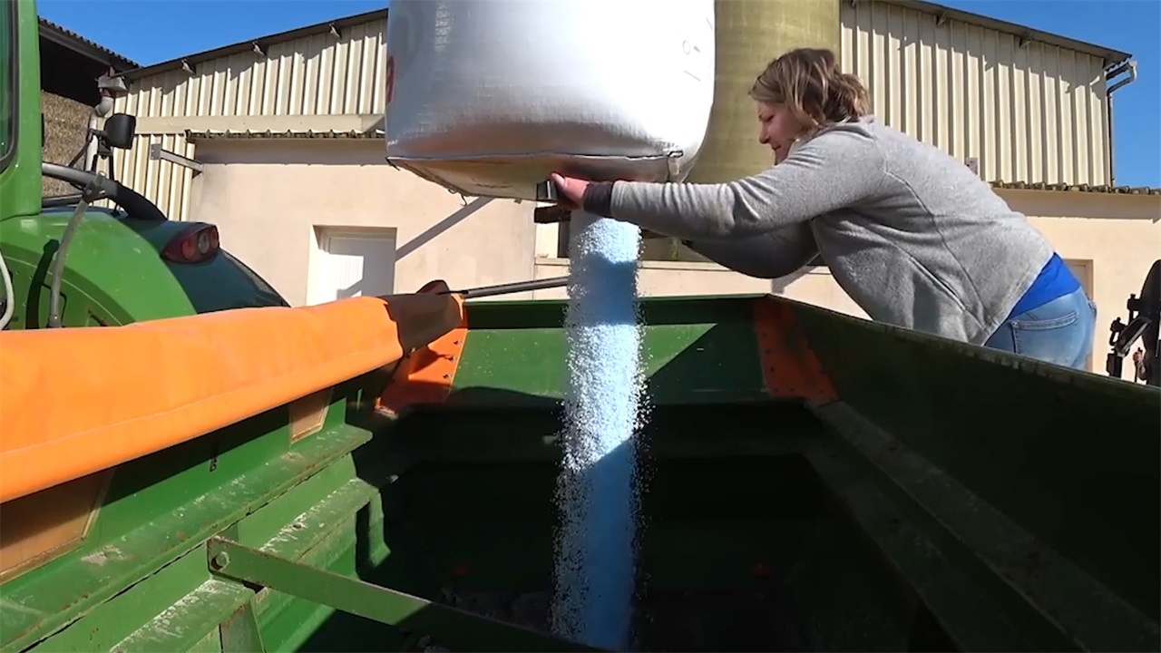 民间牛人发明"放粮食"神器,像给袋子加个水龙头!