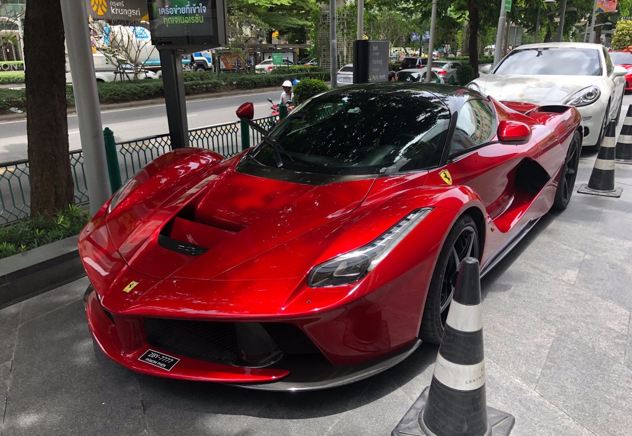 金边街头豪车,劳斯莱斯都是连号,还有拉法,车牌4个7