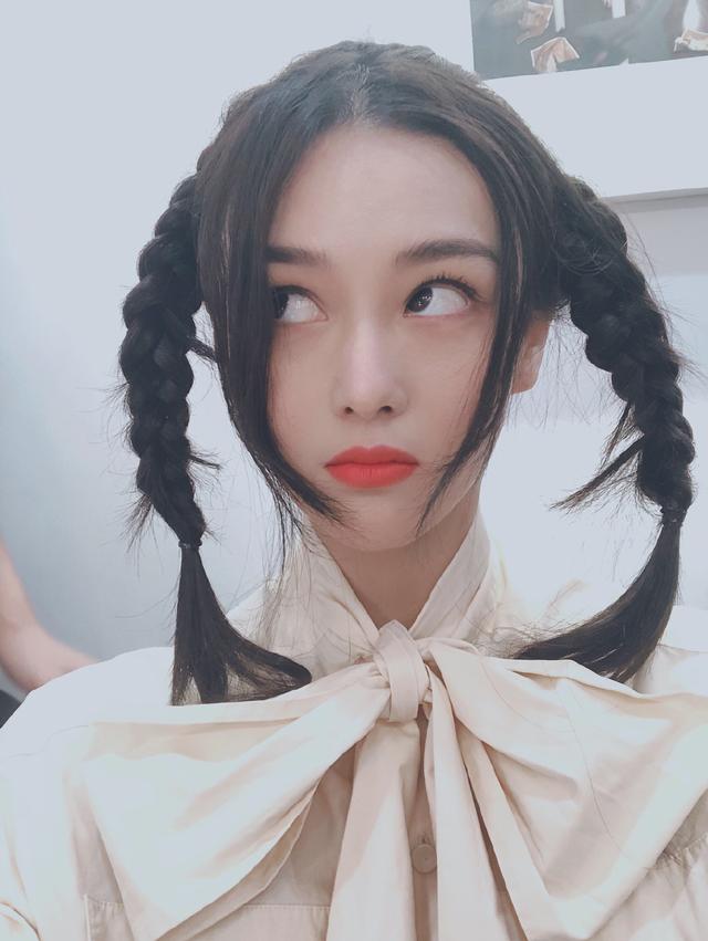 张馨予扎双马尾自拍翻白眼,傲娇表情撞脸范冰冰