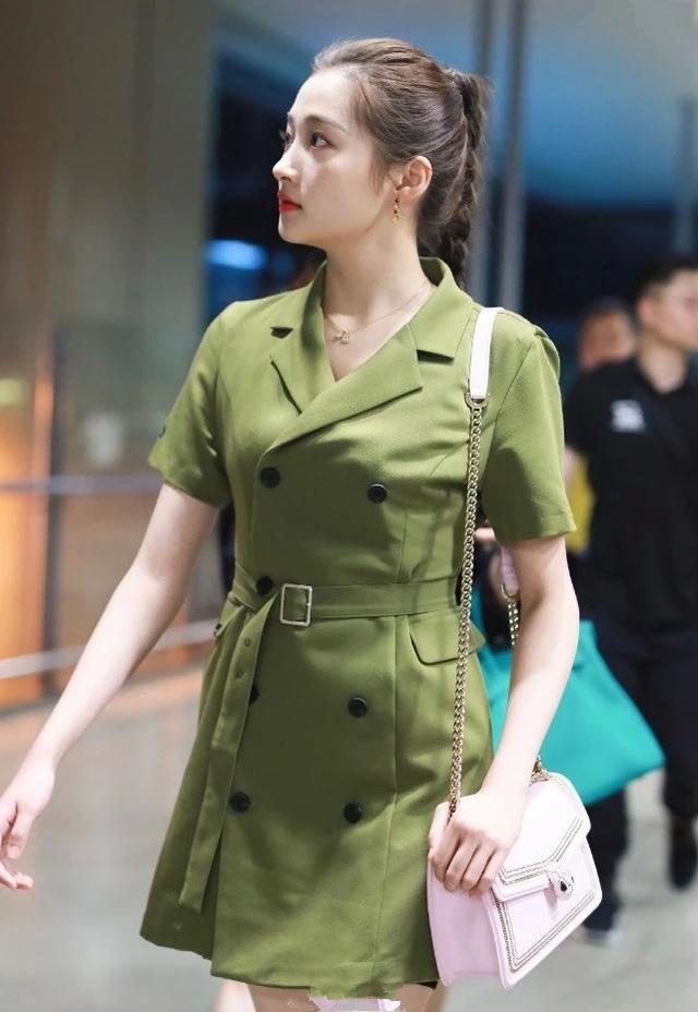 关晓彤开始走知性风了,穿浅绿色连衣裙现身,衬气质干练!
