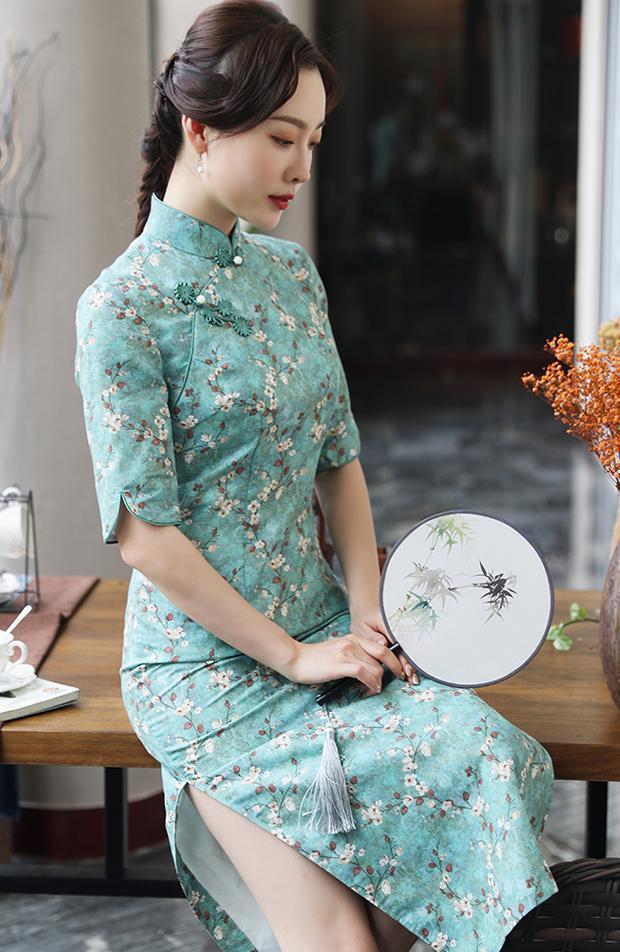 今年流行穿"旗袍",初秋穿这件,低调彰显优雅知性的女人味