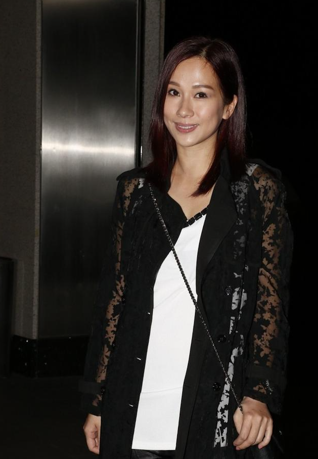 43岁文颂娴为女儿办豪华生日宴晒全家福,与丈夫结婚七年恩爱如初