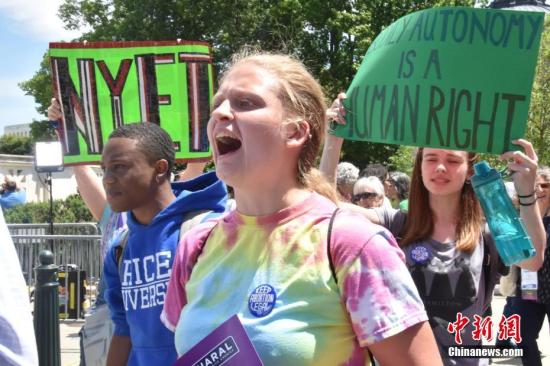  当地时间5月21日，数百名抗议者聚集在位于华盛顿的美国联邦最高法院门前，抗议近期美国多个州通过的禁止堕胎法令。中新社记者 沙晗汀 摄