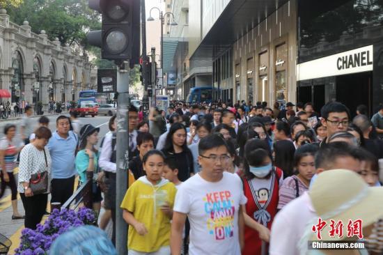 资料图：2018年国庆节期间，香港的旅游购物胜地尖沙咀游客爆满。中新社记者 谢光磊 摄