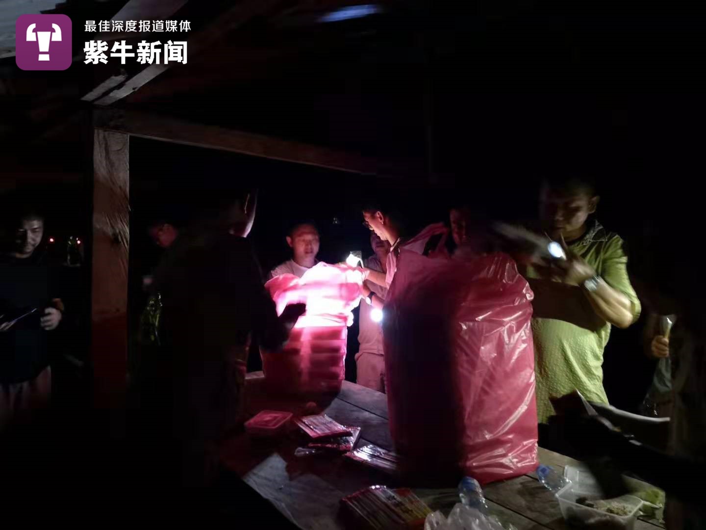 华人志愿者在参与救援