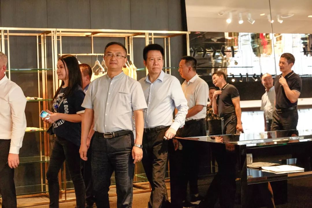 在冯翔先生的带领下,领导团参观了哥弟(girdear),阿玛施(amass),丽