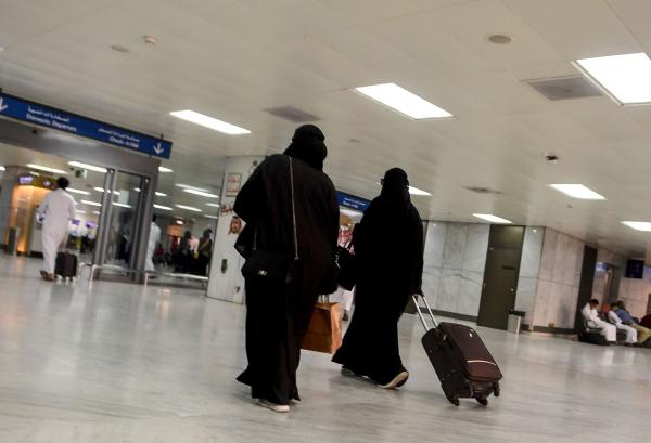 当地时间2019年8月6日，沙特吉达，机场出发大厅里的沙特女性。 视觉中国 资料