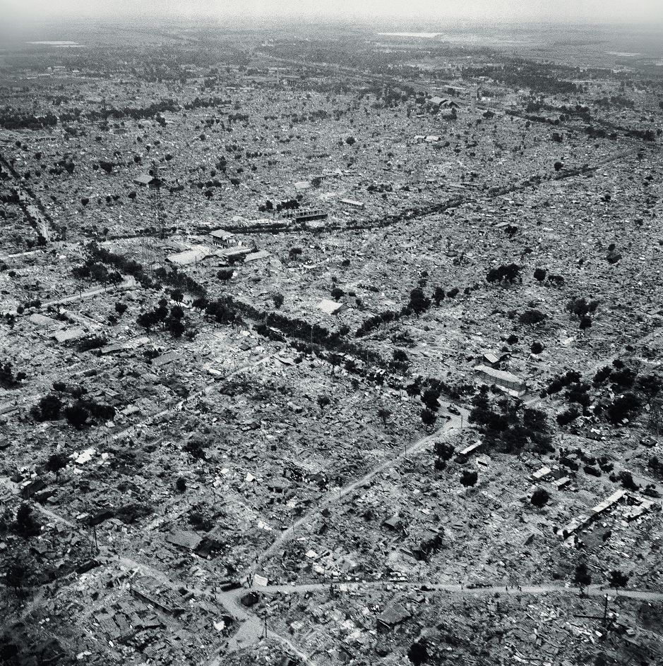 解放路两边的建筑化为一片废墟   1976年唐山大地震,将包括解放路在内