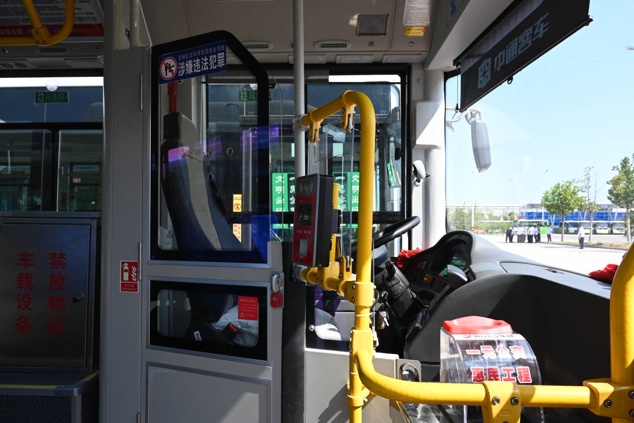 体验新车车身12米皮质座椅更新后的烟台61路公交很抢眼