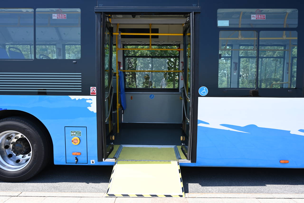 体验新车车身12米皮质座椅更新后的烟台61路公交很抢眼