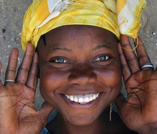 首先我们要明白非洲人显黑的原因是什么,那就是生活在赤道附近的非洲