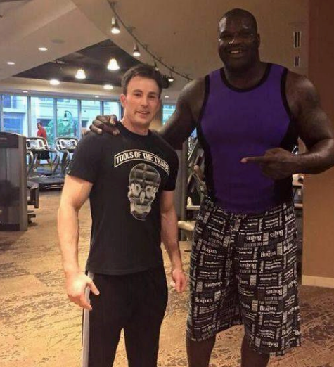 普通人跟奥尼尔合影多尴尬?巨石强森在他面前秒变"小石头"