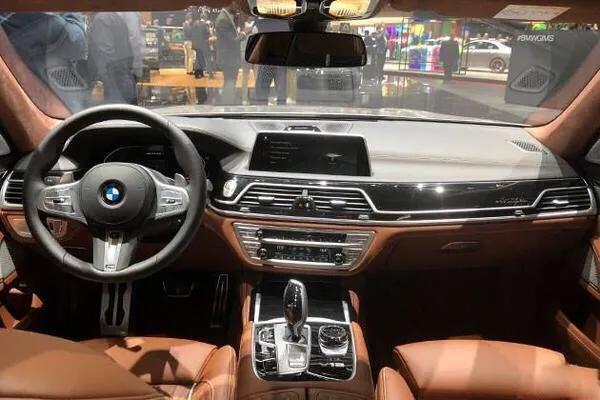 2020款最强宝马发布,6.6t v12 8at售价200万