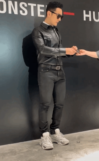 黄晓明出席活动穿紧身皮裤!网友:这是借了汪峰老师的衣服吗?