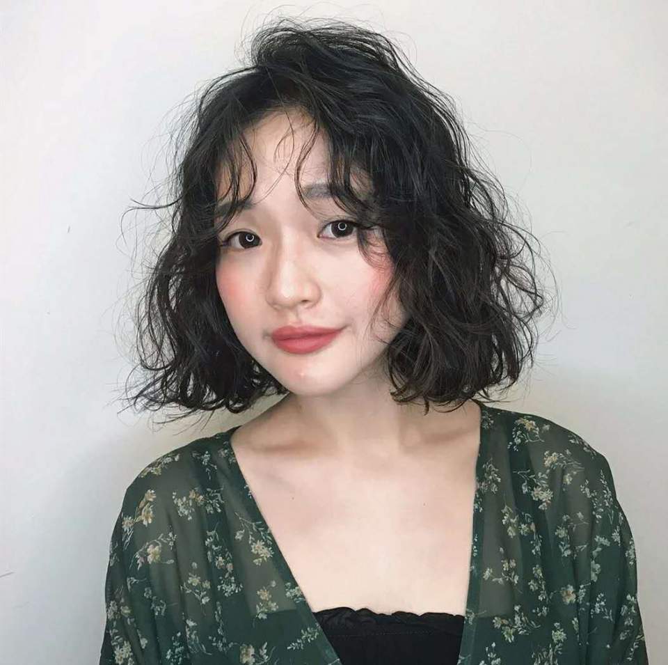 自来卷比较严重,除了离子烫拉直以外,还有哪些发型比较适合?