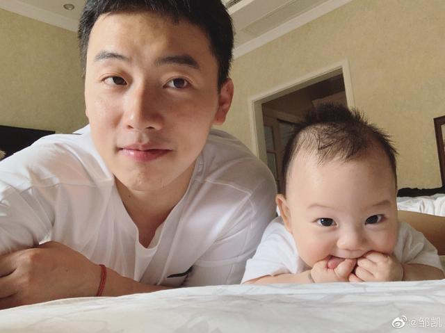 娇妻素颜出镜,爱子大眼睛萌翻"|周捷|邹凯|爱子_新浪新闻