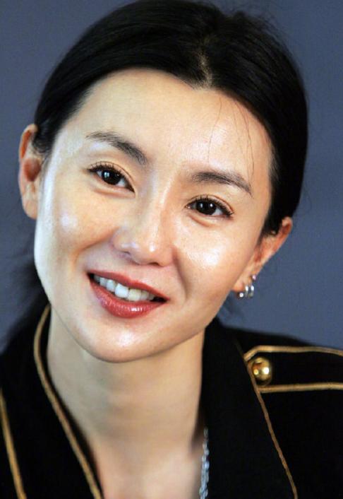 55岁张曼玉近照曝光,身形消瘦穿着简朴认不出,网友:像清洁工