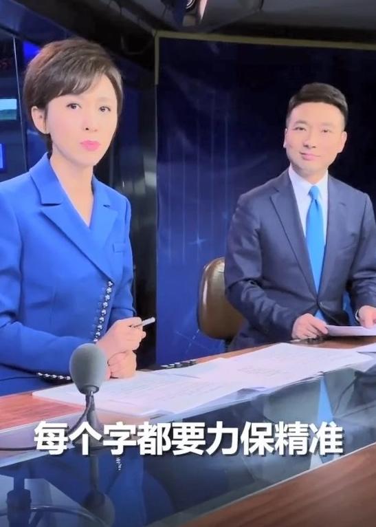 新闻联播主持人康辉晒手中稿子直呼联播片头曲太吓人