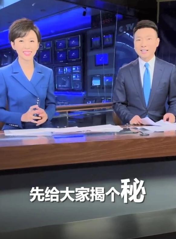 新闻联播主持人康辉晒手中稿子直呼联播片头曲太吓人