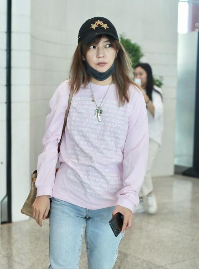 43岁赵薇素颜也耐看穿粉衣配牛仔裤清爽又减龄