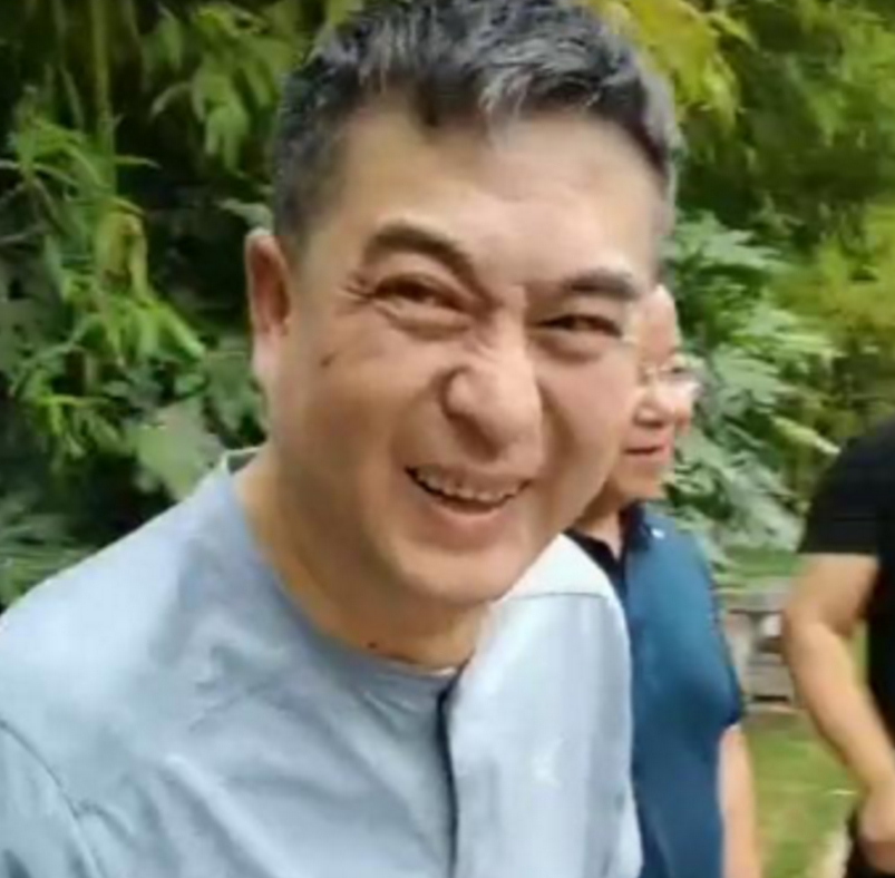 张嘉译剃光头被坑与孟非合影,他说话让秦海璐捂脸今头发白还佝偻