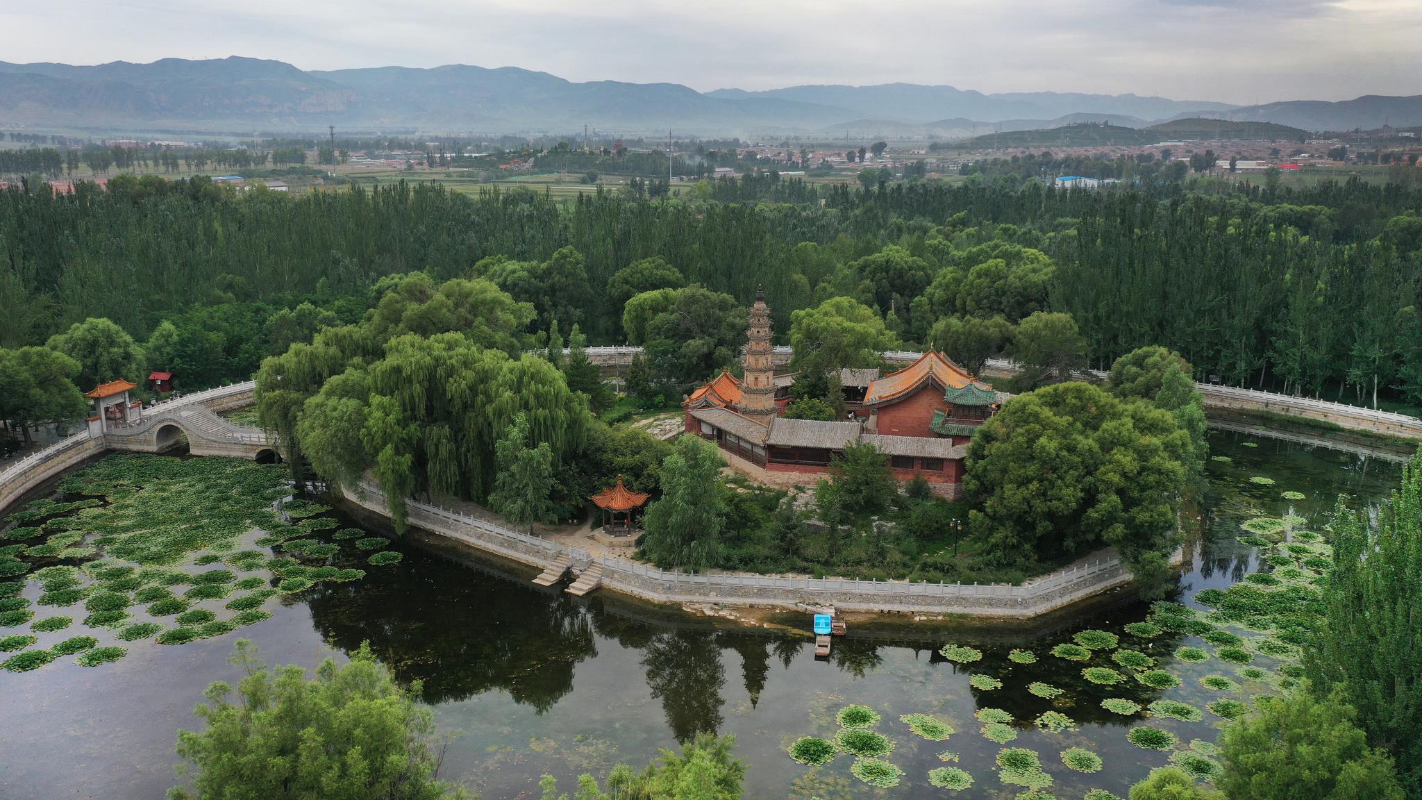 8月22日,一条渔船从下河湾水库的小岛旁驶过(无人机拍摄).