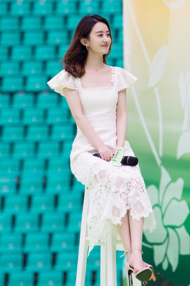 赵丽颖高调回归,身穿白色连衣裙清新淡雅气质好,蓄起长发更温柔