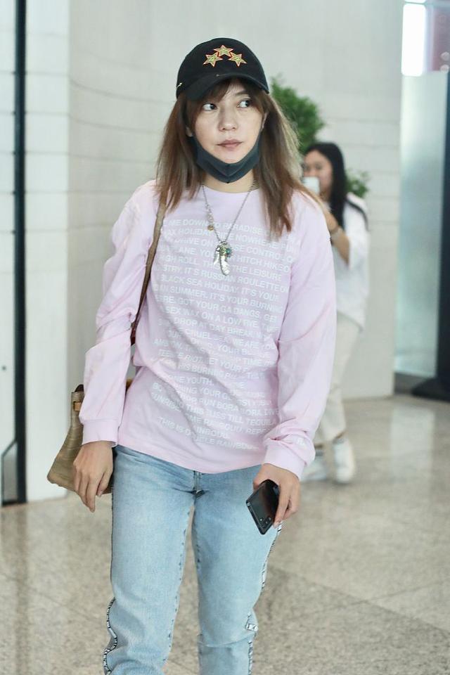 43岁赵薇素颜也耐看穿粉衣配牛仔裤清爽又减龄轻松美回小燕子