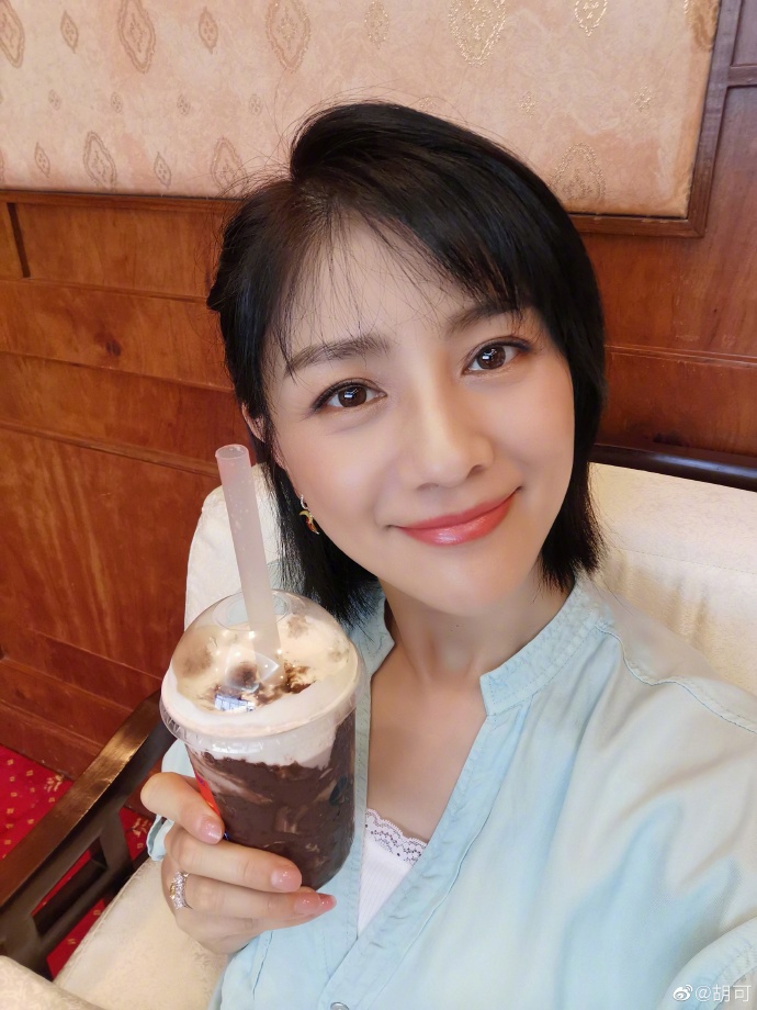 胡可自拍胡可自拍8月22日,胡可在微博上晒出了几张自拍,并配文:"留个