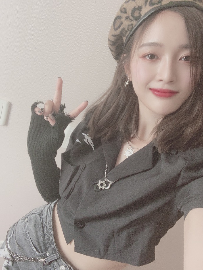 吴宣仪露招牌甜笑比耶自拍 豹纹贝雷帽妆容精致时尚感满分