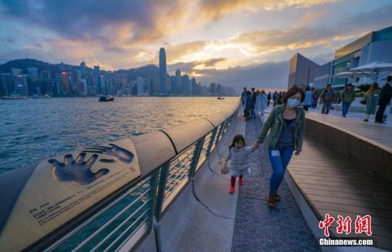 　资料图：香港著名旅游景点星光大道。中新社记者 张炜 摄