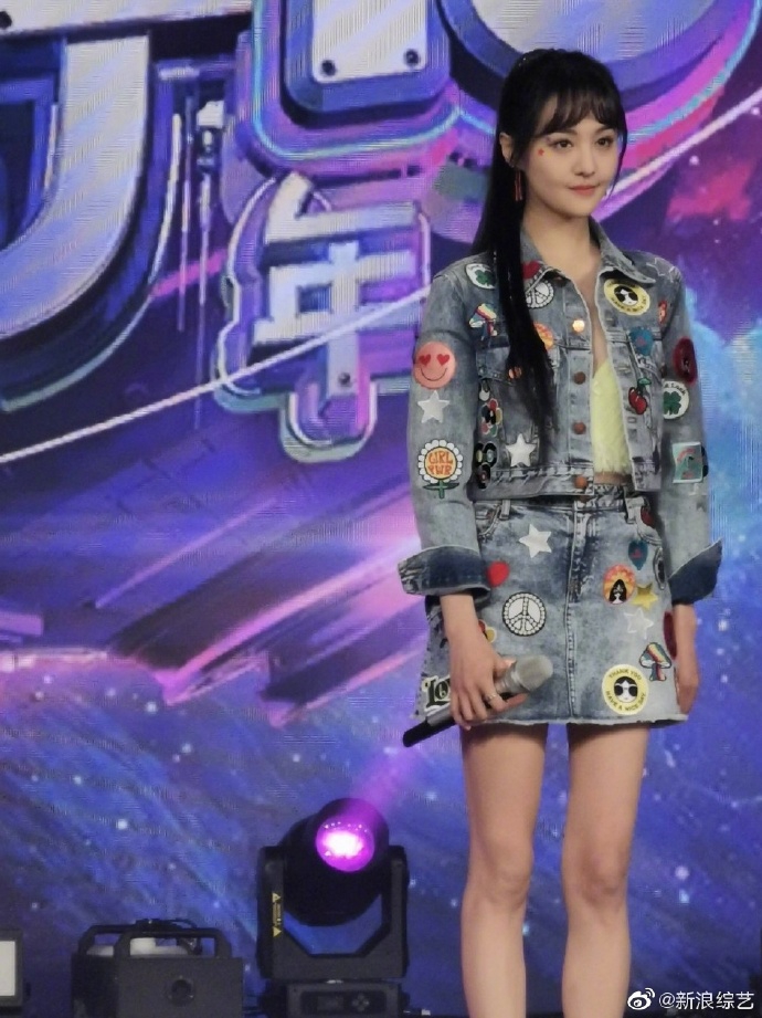 郑爽卡通贴牛仔套装时尚减龄 闪闪彩色眼妆仙气足