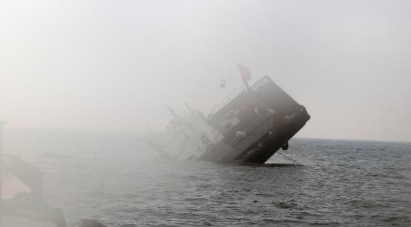 救援成功20分钟后，渔船沉没。警方供图