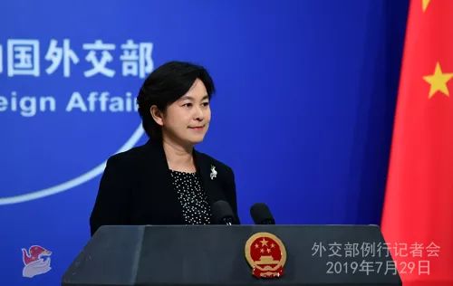 美国网友突然也在齐声高呼:摘掉面罩 ▲外交部发言人华春莹(外交部网站)