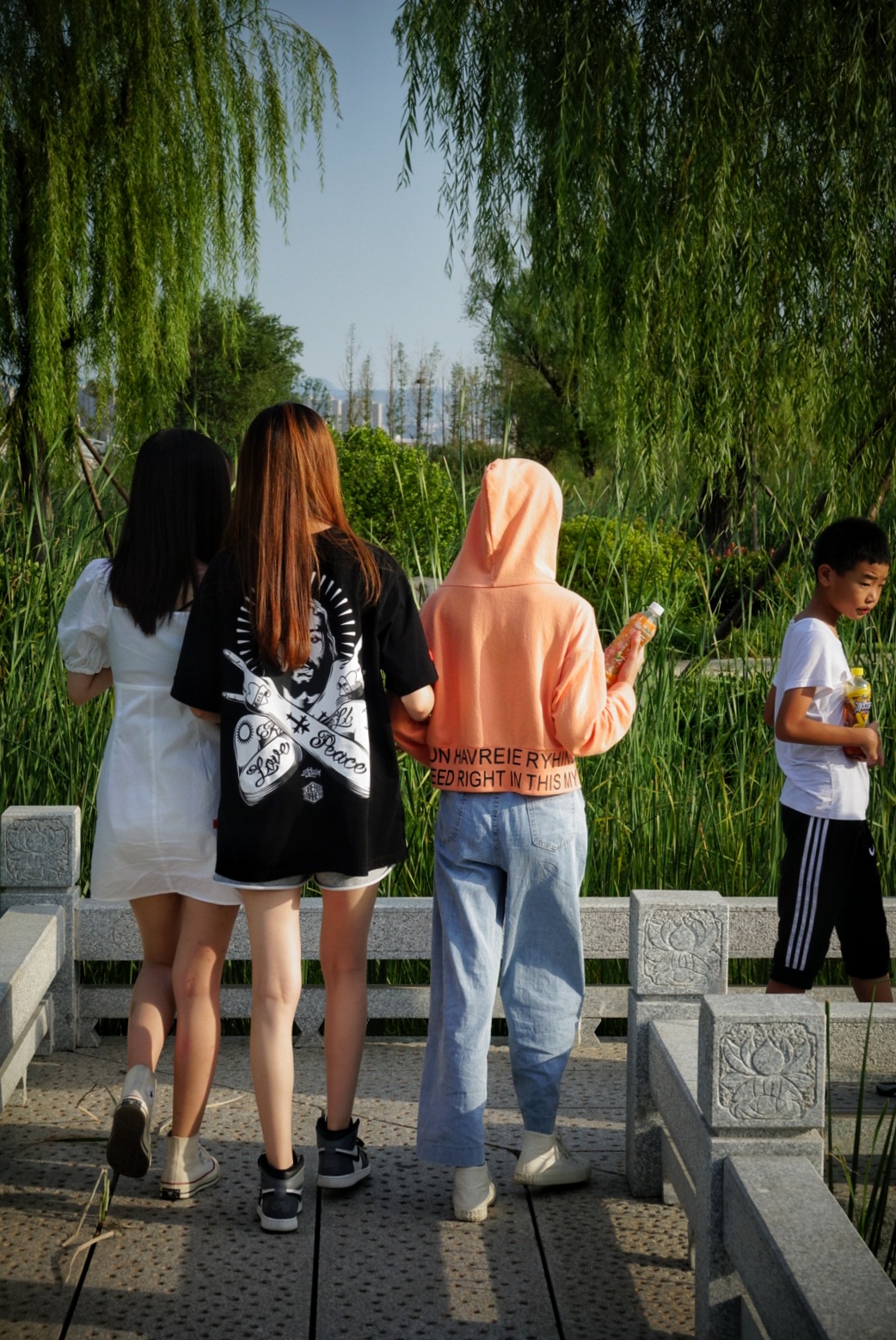 三个年轻女孩结伴而行连背影都充满朝气