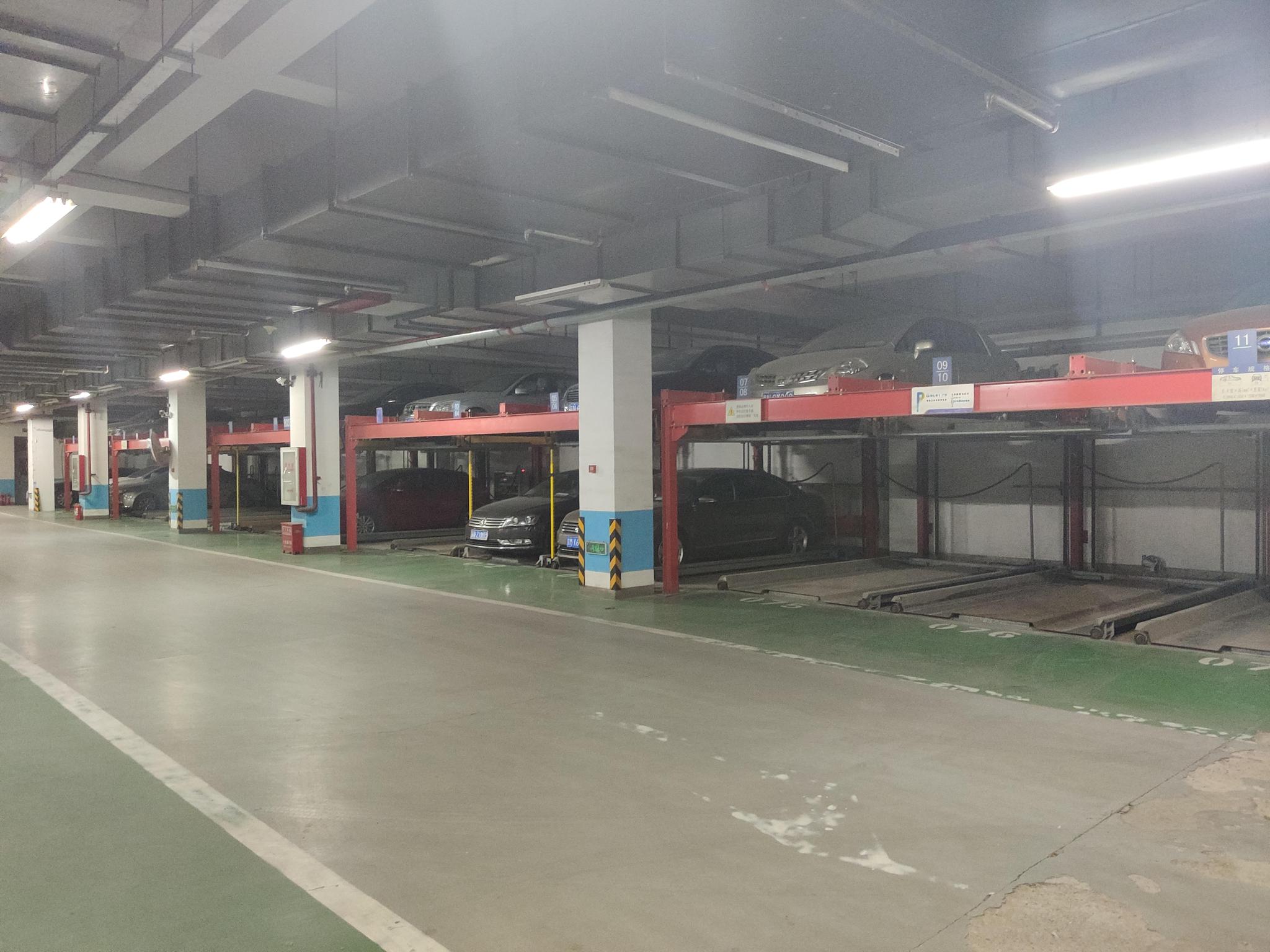 信和嘉园小区地下一层停车场仍为两层机械停车设备。摄影/新京报见习记者 周博华
