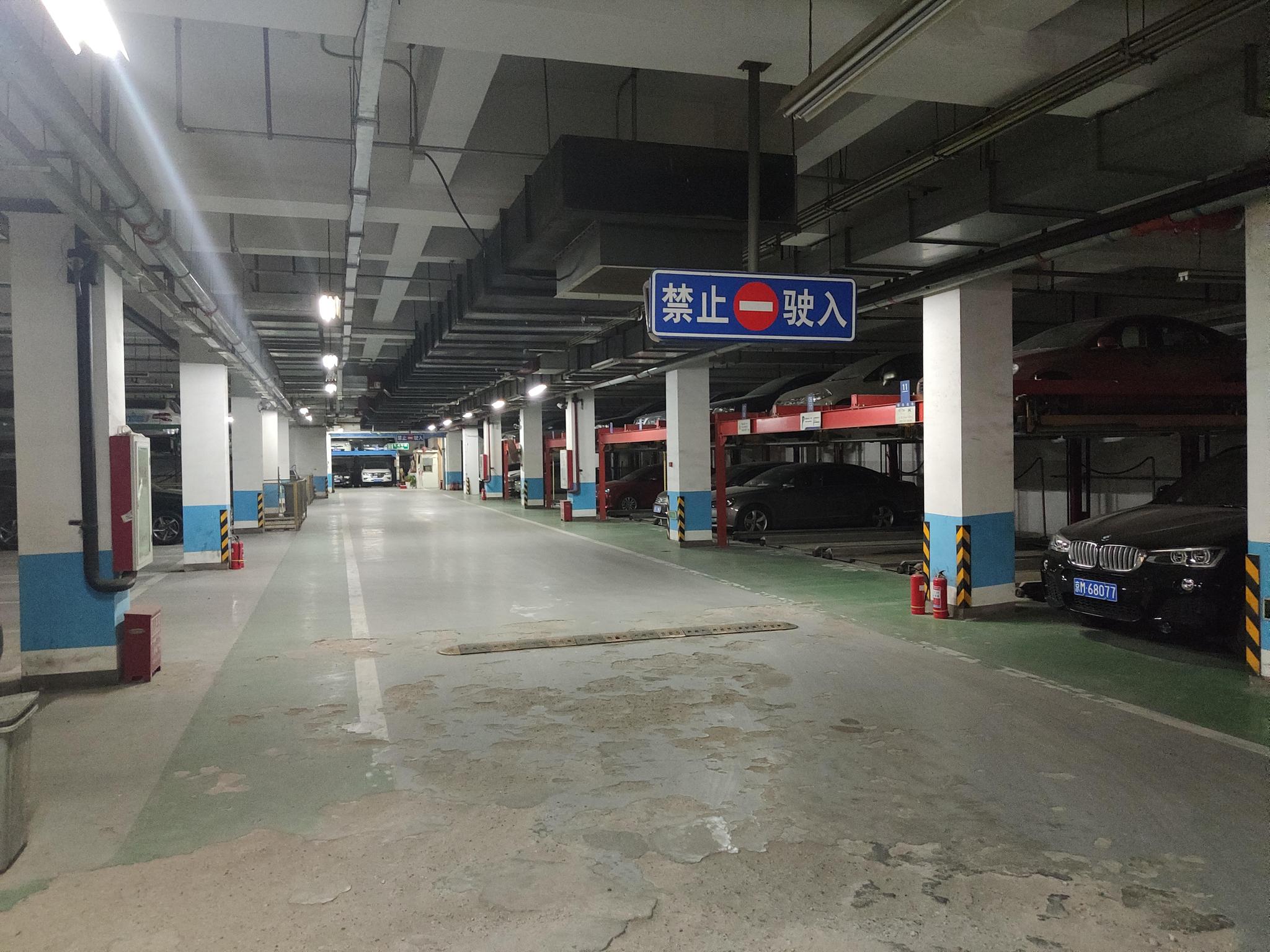 信和嘉园小区地下一层停车场仍为两层机械停车设备。摄影/新京报见习记者 周博华