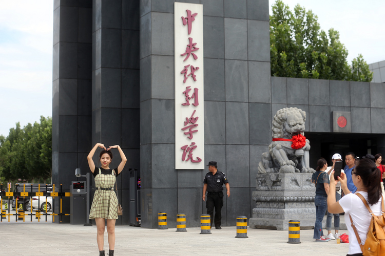 8月22日,00后"小花"蒋依依现身中戏昌平校区,参加大一新生开学报到.