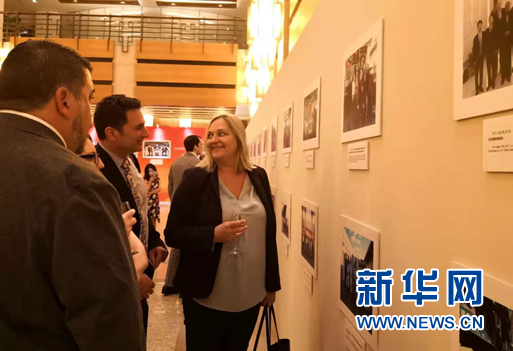 8月20日，在“中国人民外交学会与美国国会友好交往”图片展上，嘉宾就展出图片进行热烈讨论。新华网发 刘梦姣 摄