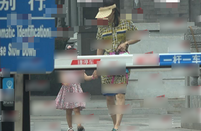 章子怡收工后接女儿放学，小腿粗壮腰部浮肿太明显