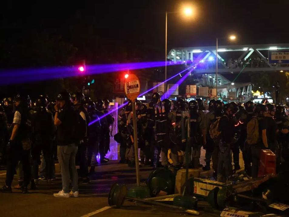 黑衣人元朗西铁站闹事留下一片狼藉港铁安排专列送他们离开