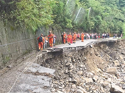 四川暴雨:四川暴雨已致8人遇难多人失联 为何灾情来势汹汹? 道路被毁影响救援