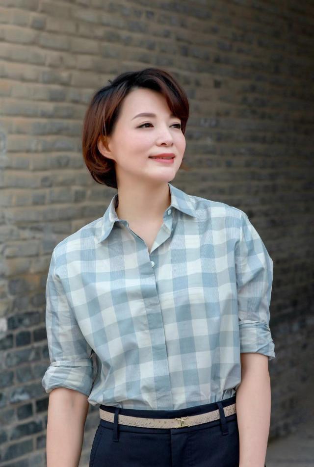 45岁董卿罕见近照,剪波波头穿格纹衬衫清爽大方,气质依旧很知性